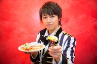 「やでの気まぐれ純白パンケーキ」とタカシ。