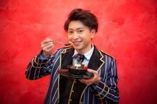 「ブラックスウィーツに恋味のイチゴを添えて。」とコーイチ。