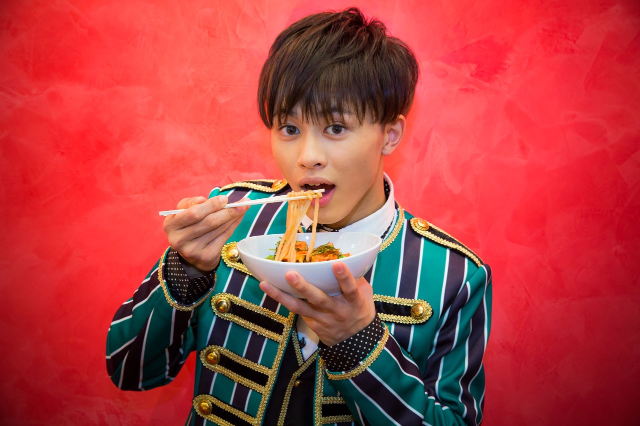 「スイパラに新しい風!? 今までなかったネバネバうどん」とタクヤ。