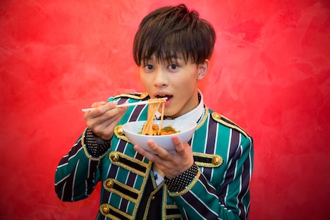 「スイパラに新しい風!? 今までなかったネバネバうどん」とタクヤ。