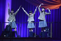 恐怖のイェーイ軍団。左から麻生真彩、藤平華乃、岡崎百々子。