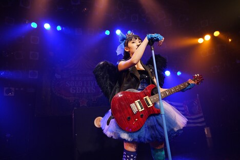 ギターを構えた咲良菜緒。（Photo by HIROKAZU）