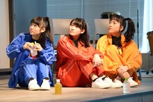 左から咲良菜緒、秋本帆華、伊藤千由李。