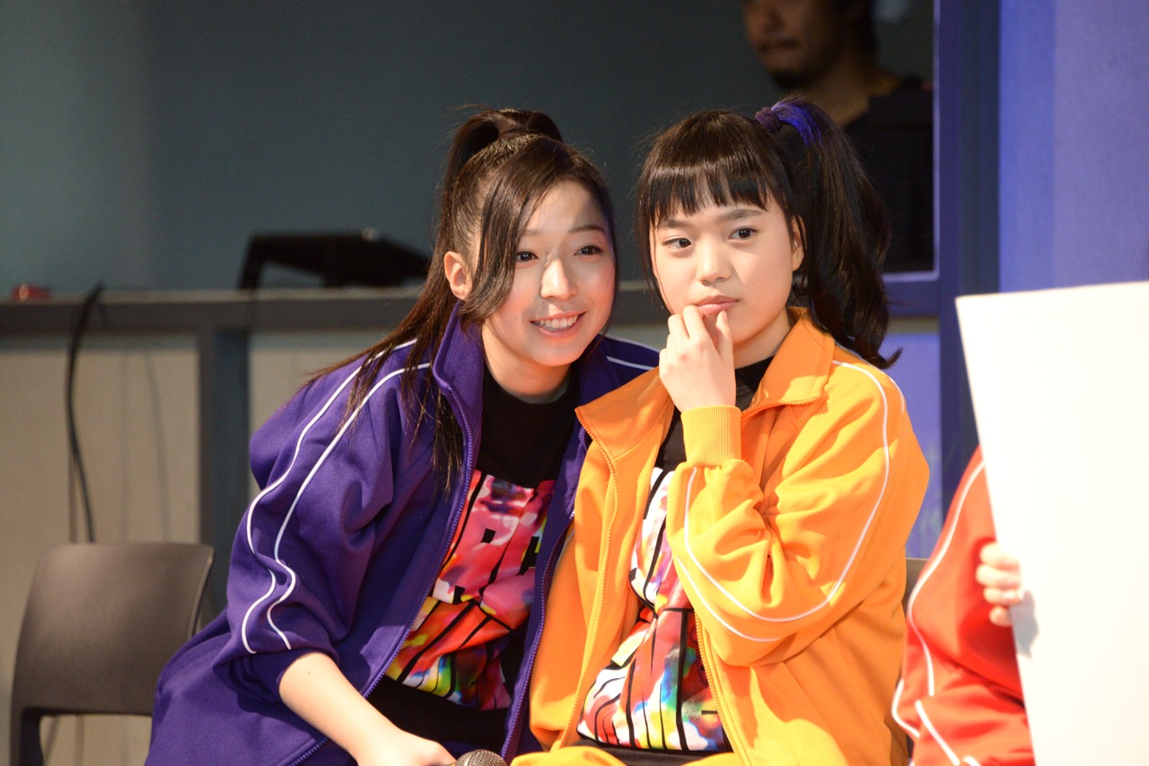 左から大黒柚姫、伊藤千由李。