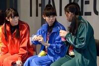 左から秋本帆華、咲良菜緒、坂本遥奈。