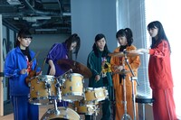 休憩タイムにドラムセットで遊ぶチームしゃちほこ。