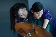 左から大黒柚姫、坂本遥奈。