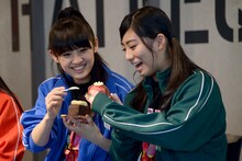 てんとう虫のケーキを咲良菜緒に自慢する坂本遥奈。