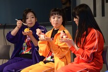 左から大黒柚姫、伊藤千由李、秋本帆華。