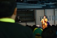 お悩み相談に答える伊藤千由李。