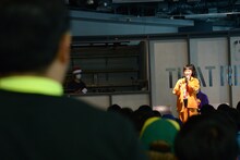 お悩み相談に答える伊藤千由李。