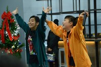 「J.A.N.A.I.C.A.」を歌う坂本遥奈、伊藤千由李。