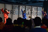 「J.A.N.A.I.C.A.」を歌う秋本帆華、咲良菜緒、大黒柚姫。