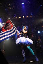 USNの国旗を担いだ咲良菜緒。（Photo by HIROKAZU）