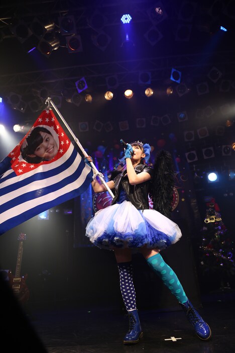 USNの国旗を担いだ咲良菜緒。（Photo by HIROKAZU）