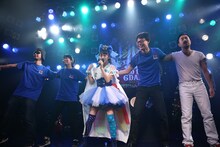 スタッフと肩を組んで「愛は勝つ」を歌う咲良菜緒。（Photo by HIROKAZU）