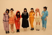 「id アイドル」MV撮影のオフショット。中央が監督を務めたみてぃふぉ。