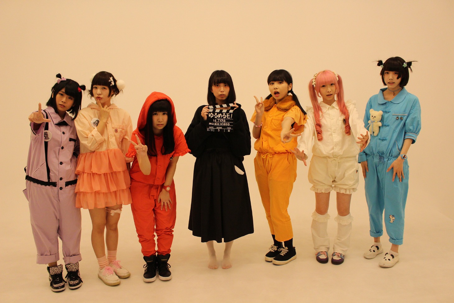 「id アイドル」MV撮影のオフショット。中央が監督を務めたみてぃふぉ。