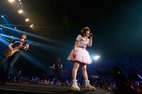 内田彩「Blooming! -咲き誇れみんな-」アンコールの様子。（撮影：草刈雅之）