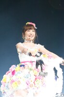 「いざゆけ！ペガサス号」をパフォーマンスする内田彩。（撮影：草刈雅之）