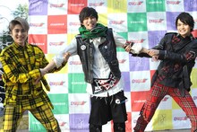 HIROKI（中央）を奪いあうDAICHI（左）とGORO（右）。