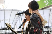 GORO（右）にくっつくHIROKI（左）。