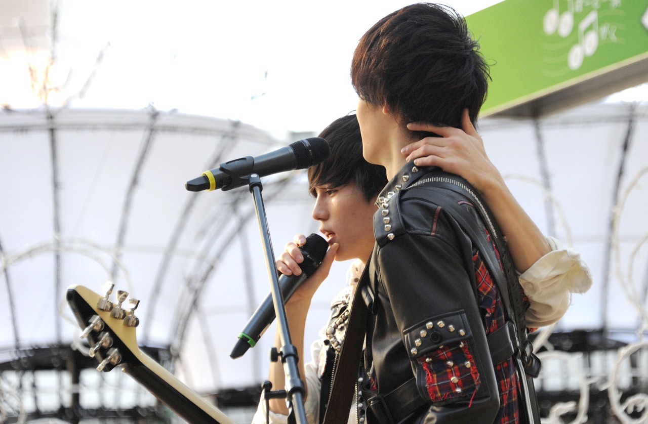GORO（右）にくっつくHIROKI（左）。