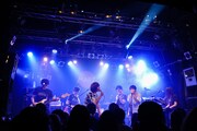 The Flickers、吉田ヨウヘイ(吉田ヨウヘイgroup)、Alec(HAPPY)によるコラボセッションの様子。(Photo by MASANORI FUJIKAWA)