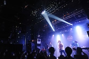 HAPPYのライブの様子。(Photo by MASANORI FUJIKAWA)