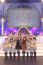 さくら学院と三吉彩花、松井愛莉。（写真提供：アミューズ）