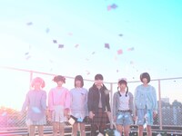 「id アイドル」ミュージックビデオのワンシーン。