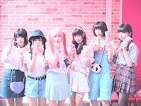 「id アイドル」ミュージックビデオのワンシーン。