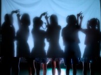 「id アイドル」ミュージックビデオのワンシーン。