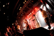吉田ヨウヘイgroupのライブの様子。(Photo by MASANORI FUJIKAWA)