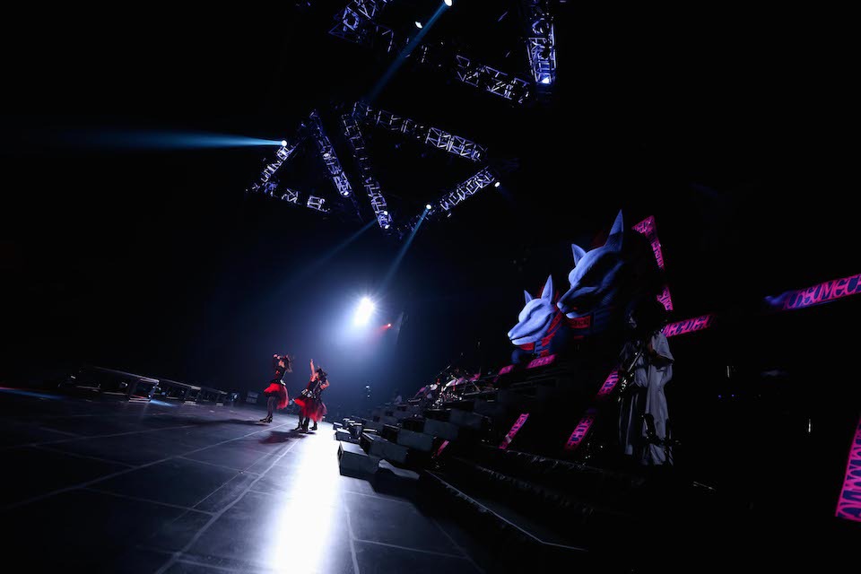 「BABYMETAL WORLD TOUR 2015 ～THE FINAL CHAPTER OF TRILOGY～」の様子。（Photo by Taku Fujii）