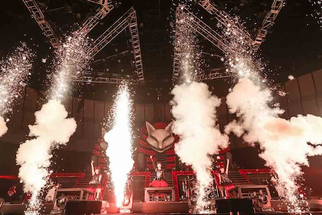「BABYMETAL WORLD TOUR 2015 -THE FINAL CHAPTER OF TRILOGY-」の様子。（Photo by Taku Fujii）