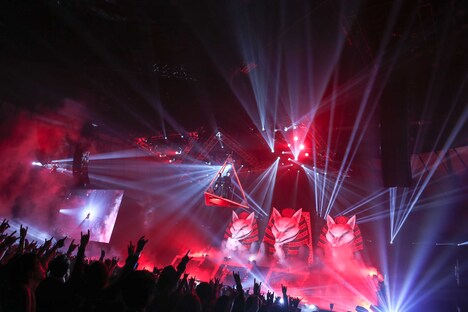 「BABYMETAL WORLD TOUR 2015 -THE FINAL CHAPTER OF TRILOGY-」の様子。（Photo by Taku Fujii）