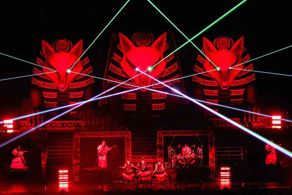 人気画像4位は「BABYMETAL本日横アリで新アルバム、世界ツアー、ドーム公演発表」より、「BABYMETAL WORLD TOUR 2015 ～THE FINAL CHAPTER OF TRILOGY～」の様子。（Photo by Taku Fujii）