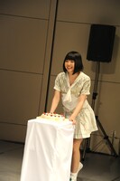 ケーキを運ぶ夢眠ねむ。