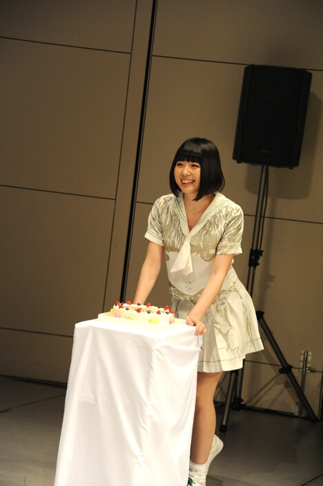 ケーキを運ぶ夢眠ねむ。