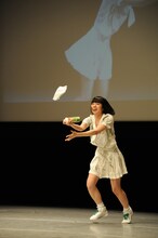 ミニゲームに挑戦する夢眠ねむ。