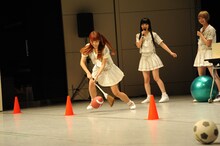 ミニゲームに挑戦する成瀬瑛美。