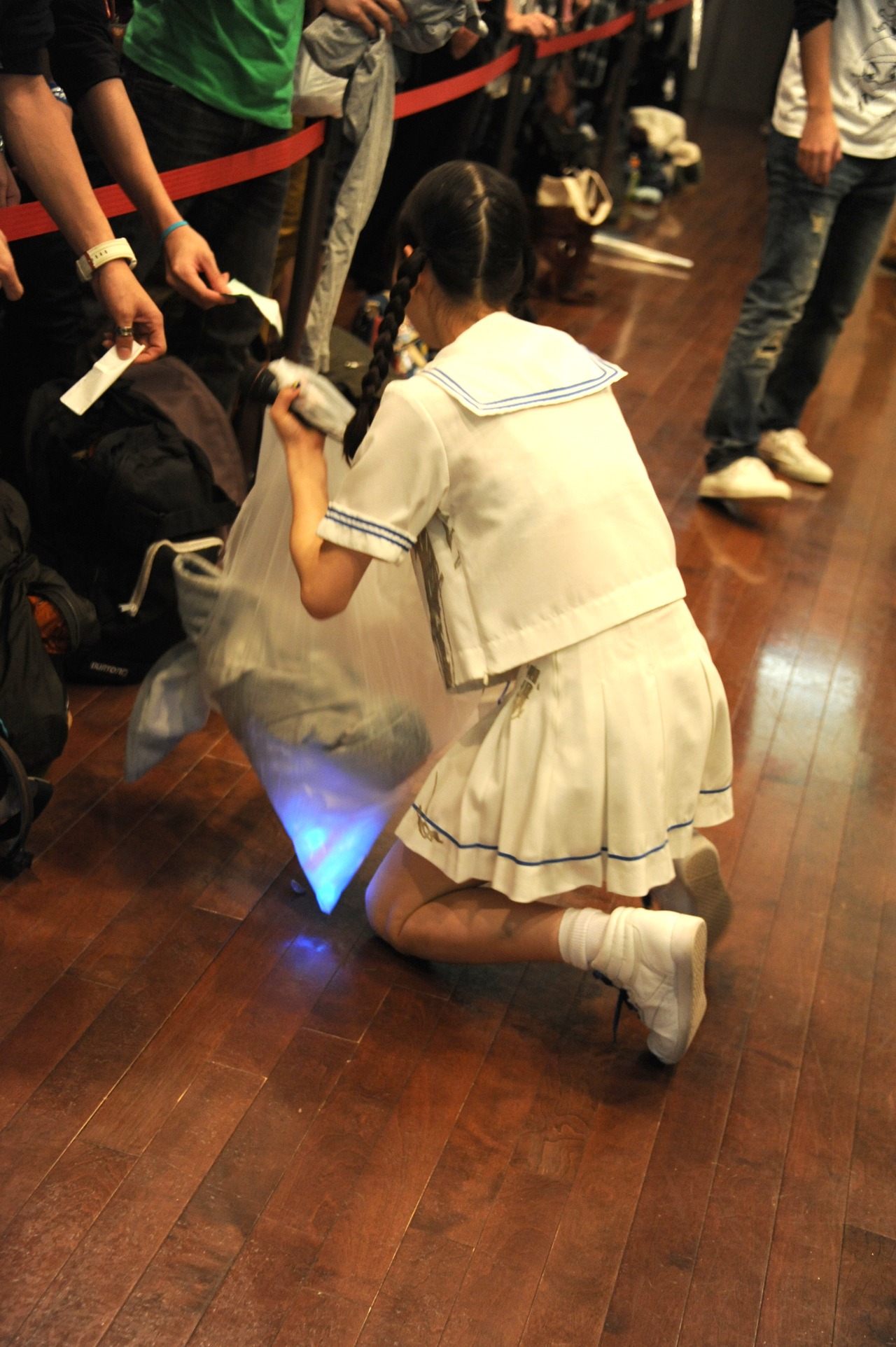 客席でファンからゴミを集める藤咲彩音