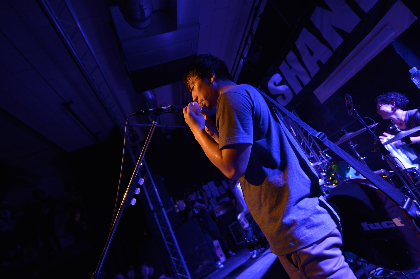 オカリナに挑戦する松崎兵太（G, Cho）。