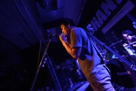 オカリナに挑戦する松崎兵太(G, Cho)。