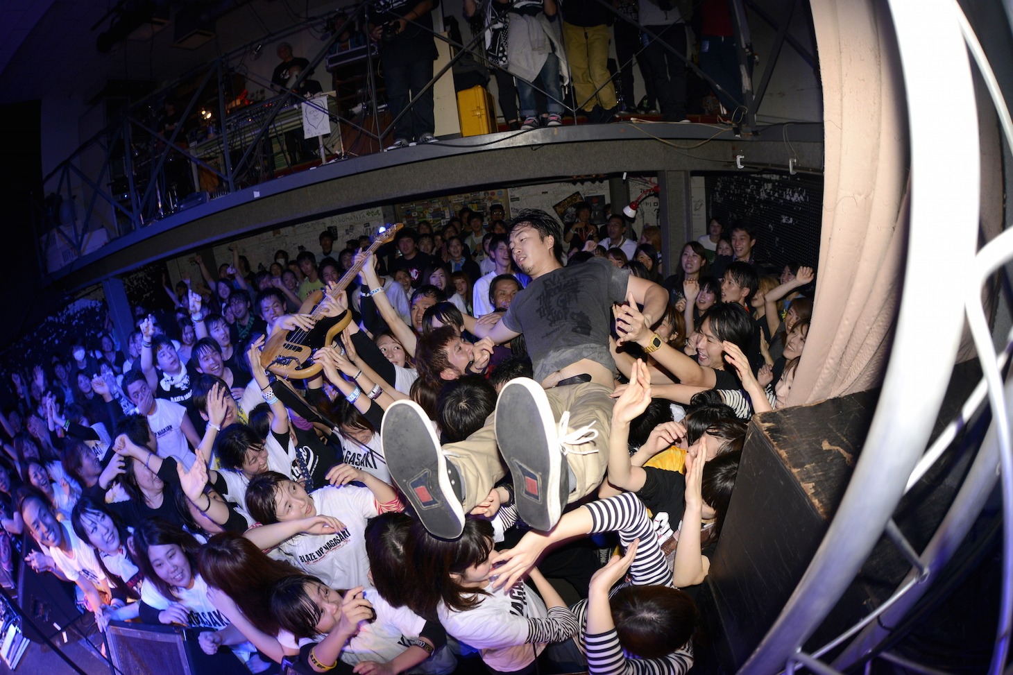 フロアにダイブする松崎兵太（G, Cho）。