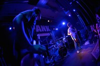 ダブルアンコールの様子。ベースを持つ松崎兵太（手前）ギターを持つ庵原将平（奥）。（撮影：半田安政[showcase]）