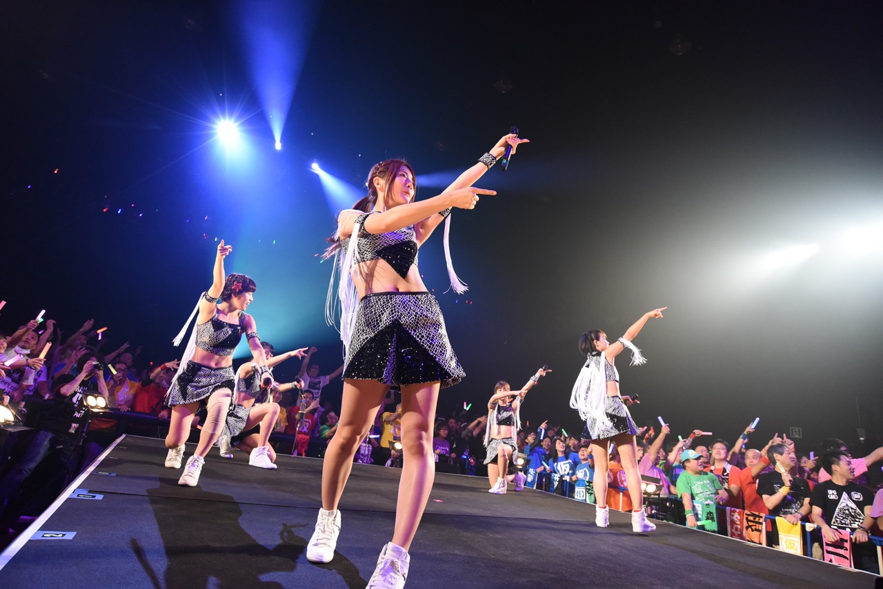 「アップアップガールズ（仮）ライブハウスツアー2015 ハイスパート RAVE FESTIVAL～Zepp Tokyo決戦～」の様子。