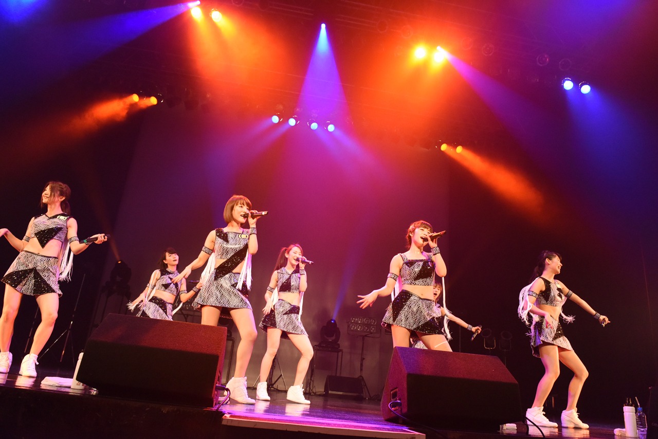 「アップアップガールズ（仮）ライブハウスツアー2015 ハイスパート RAVE FESTIVAL～Zepp Tokyo決戦～」の様子。