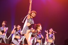 「アップアップガールズ（仮）ライブハウスツアー2015 ハイスパート RAVE FESTIVAL～Zepp Tokyo決戦～」の様子。